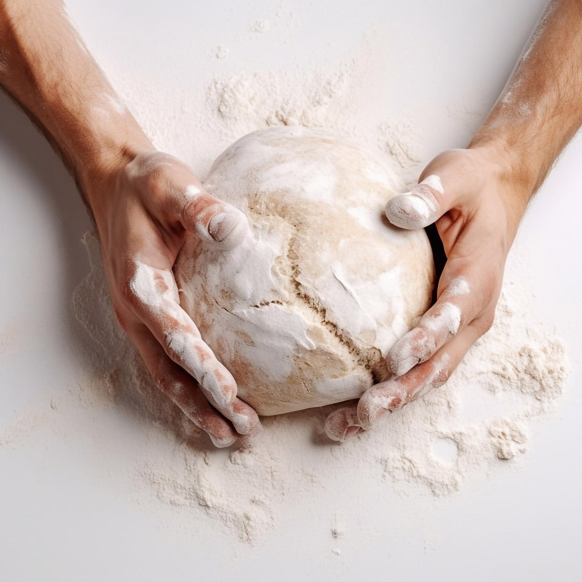 Dettaglio mani che impastano pane tradizionale